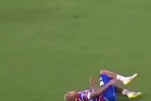 足坛金凯瑞！这位球员的踢球方式真是让人过目不忘！