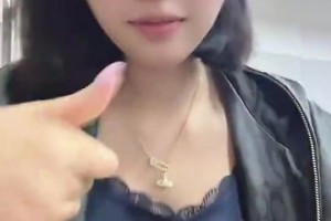 AI！？一女裁判和两名男裁判嘴唇接触，有点劲爆啊