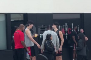 准备迎接揭幕战！杨瀚森队内训练拿着一杯饮料，和队友有说有笑