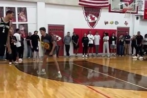 看文班胯下换手暴扣，感觉都不用怎么跳就完成了